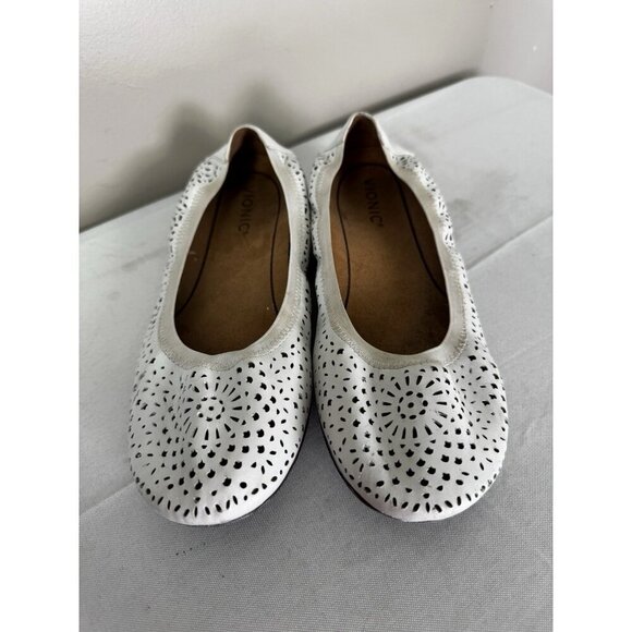 Vionic Womens 8W White Perforated Robyn Ballet Flat Boho Cottagecore Boho Chic - Picture 3 of 16